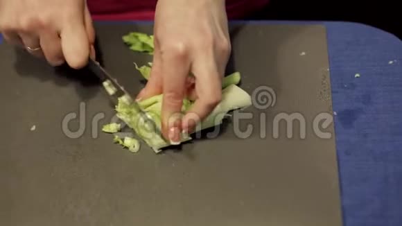 家庭主妇在家煮健康食品用有机芹菜做沙拉视频的预览图