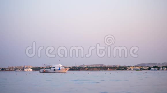 日落时分一艘小游艇停泊在海湾视频的预览图