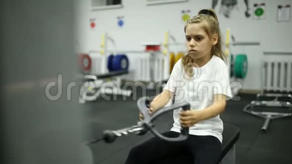 女生在健身房训练模拟器视频的预览图
