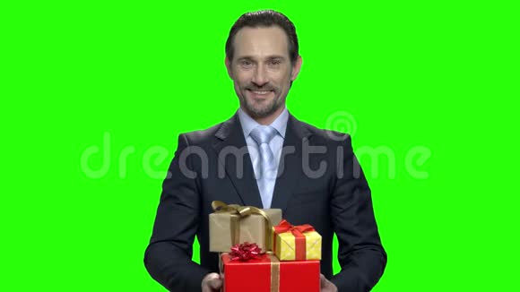 穿商务套装带礼品盒的开朗男人视频的预览图