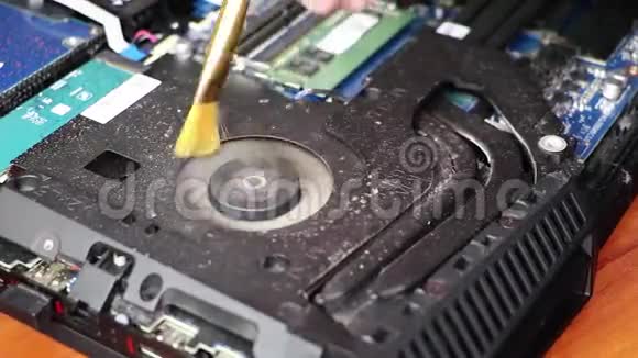 一个极客清理笔记本电脑冷却器受污染的计算机冷却系统技术支持概念关闭录像视频的预览图