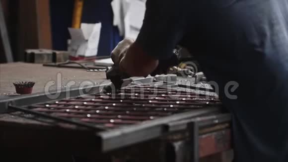 锻压车间用角磨机对焊接后的金属制品进行打磨视频的预览图