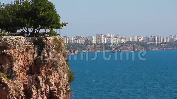 悬崖海滨和城市的背景视频的预览图