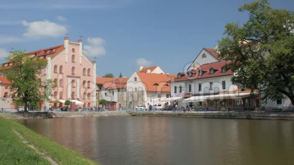 夏日的欧洲小镇平静的城市景观风景如画的湖泊视频的预览图