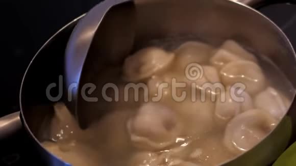 近人端饺子用瓢盆摆盘视频的预览图
