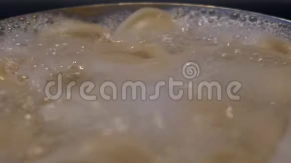 汤圆在锅里煮时大面积的水会随着泡沫汩汩流出视频的预览图