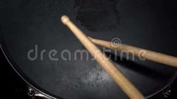 鼓槌击中圈套鼓从上面看鼓手演奏主动押韵视频的预览图