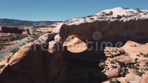 惊人的空中拍摄不可思议的岩石拱门与游客探索惊人的美国国家公园山景视频的预览图