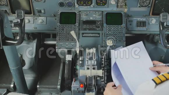 飞行员坐在驾驶舱前检查文件视频的预览图