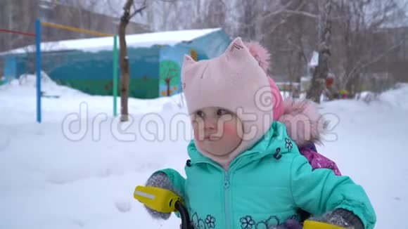 可爱的小婴儿在幼儿园里骑雪橇视频的预览图