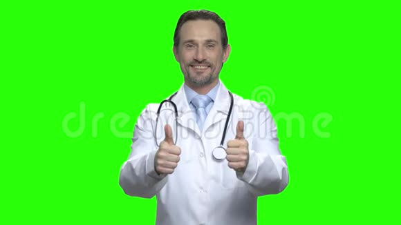 幸福微笑医生的画像竖起两个大拇指视频的预览图