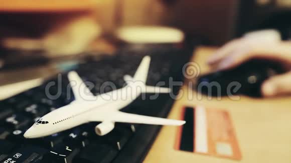一个人在航空公司网站上预订机票分散注意力的人在网上购买环球旅行的票视频的预览图