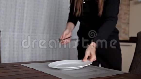 一个年轻的女孩做了炒鸡蛋作为早餐然后放在桌子上视频的预览图
