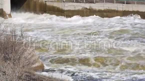 水坝把水倒在河上视频的预览图