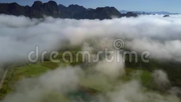 云彩挂在山顶覆盖绿色的山谷视频的预览图
