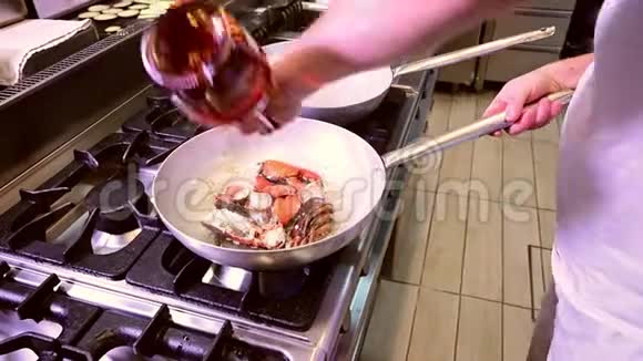 厨师在一家小厨房里用龙虾做意大利面视频的预览图