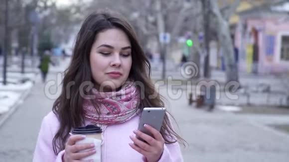 现代青年女孩看手机照片喝城市茶视频的预览图