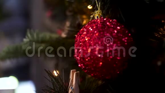 为了一个挂在圣诞树树枝上的红色球玩具圣诞快乐库存数据视频的预览图