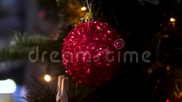为了一个挂在圣诞树树枝上的红色球玩具圣诞快乐库存数据视频的预览图