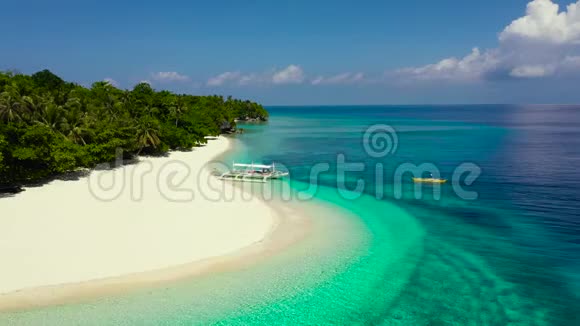 菲律宾马哈巴岛美丽的白沙滩视频的预览图