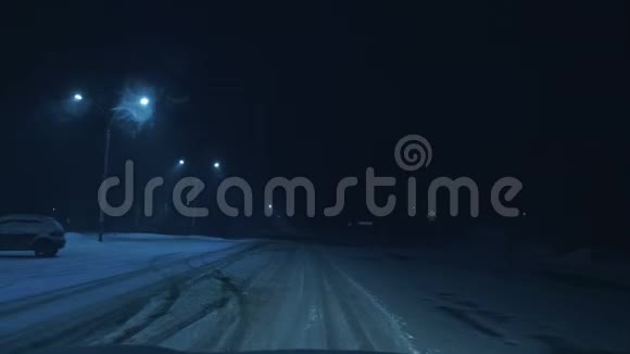汽车在城里积雪覆盖的道路上行驶视频的预览图