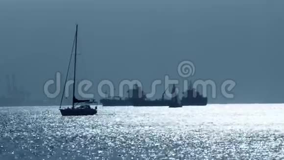 直布罗陀附近一艘未知的帆船和货船视频的预览图