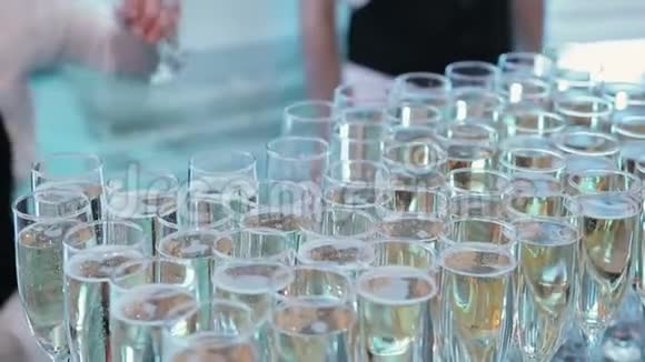 桌上有几杯香槟视频的预览图
