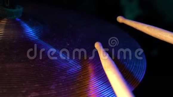 鼓槌击中碰撞关闭侧观霓虹粉蓝彩彩光慢动作音乐概念视频的预览图