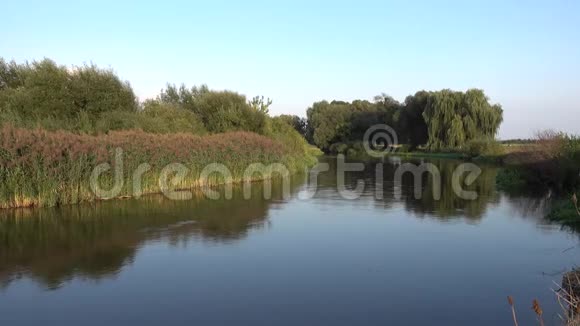 缓小河景观4k视频的预览图