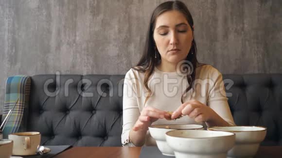 年轻女孩在餐馆打扫和吃虾视频的预览图