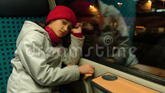 孤独的女孩子在深夜独自坐火车旅行视频的预览图