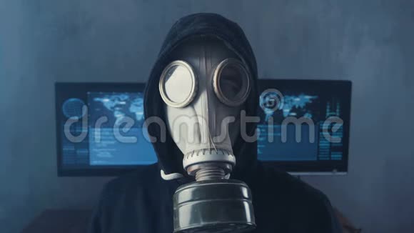 黑暗数据中心防毒面具中黑客的肖像充满了烟雾后萝卜世界视频的预览图