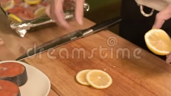 在厨房里女孩的双手紧紧地放在托盘上的一个盘子上放着柠檬汁健康家园视频的预览图