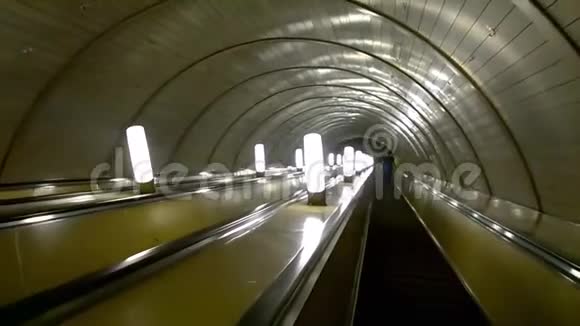 一个背着背包从地铁自动扶梯上下来的人循环循环视频的预览图