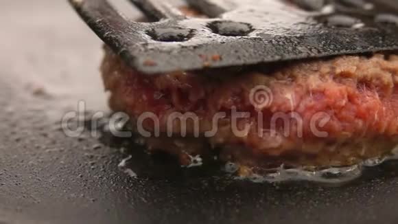 烤架上的汉堡包视频的预览图