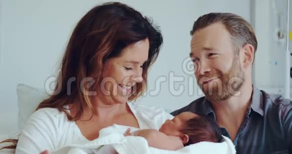 高加索夫妇在医院病房里抱着新生婴儿的正面景色视频的预览图