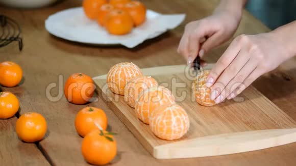 女人用手切青柠橘子的特写镜头视频的预览图