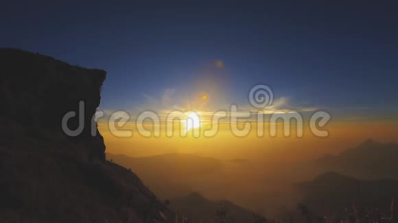 泰国清莱省PhuChiFa带日出和雾状景观的旅行视频的预览图