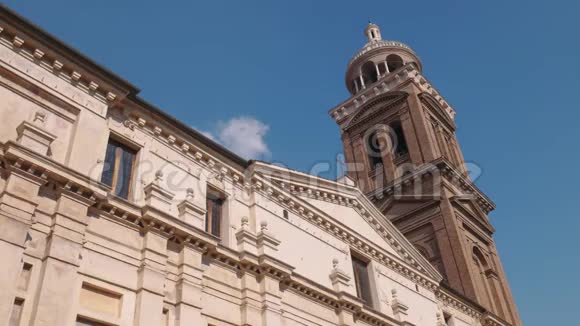 曼图阿圣巴巴拉教堂钟楼视频的预览图