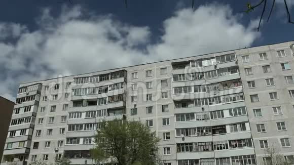 蓝天背景上的公寓楼视频的预览图