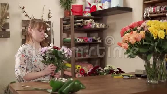 花商做花的安排女人做卖花的卖花的视频的预览图