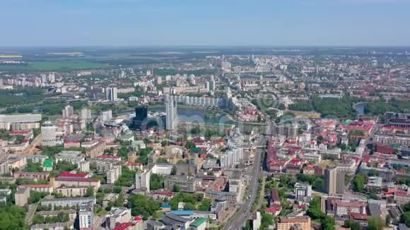 明斯克贝拉鲁斯五月2019年空中无人机拍摄市中心火车站和城市之门从上面视频的预览图