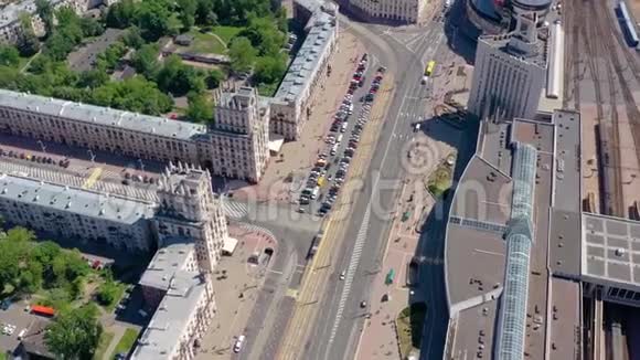 明斯克贝拉鲁斯五月2019年空中无人机拍摄市中心火车站和城市之门从上面视频的预览图