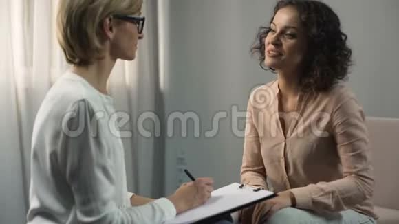 快乐的女性患者在抑郁症康复后感谢她的心理学家视频的预览图