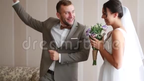 新婚夫妇幸福美满浪漫的婚礼时刻视频的预览图