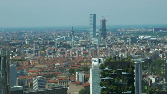 意大利米兰建筑中摩天大楼的鸟瞰图视频的预览图