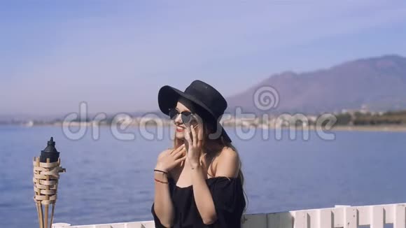 女旅行在电话上交谈可爱的女孩微笑大海海洋的背景上联系的概念视频的预览图
