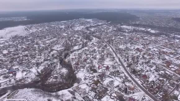 冬天靠近河山的小镇视频的预览图