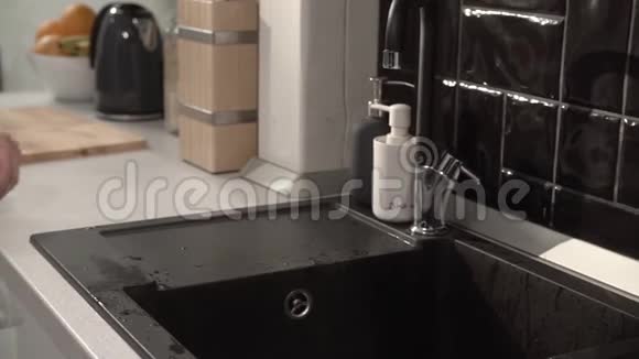 厨房水龙头特写用清水清洗橙色视频的预览图