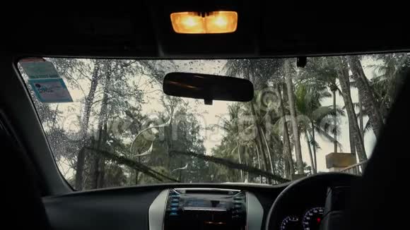 汽车撞上了雨刷视频的预览图